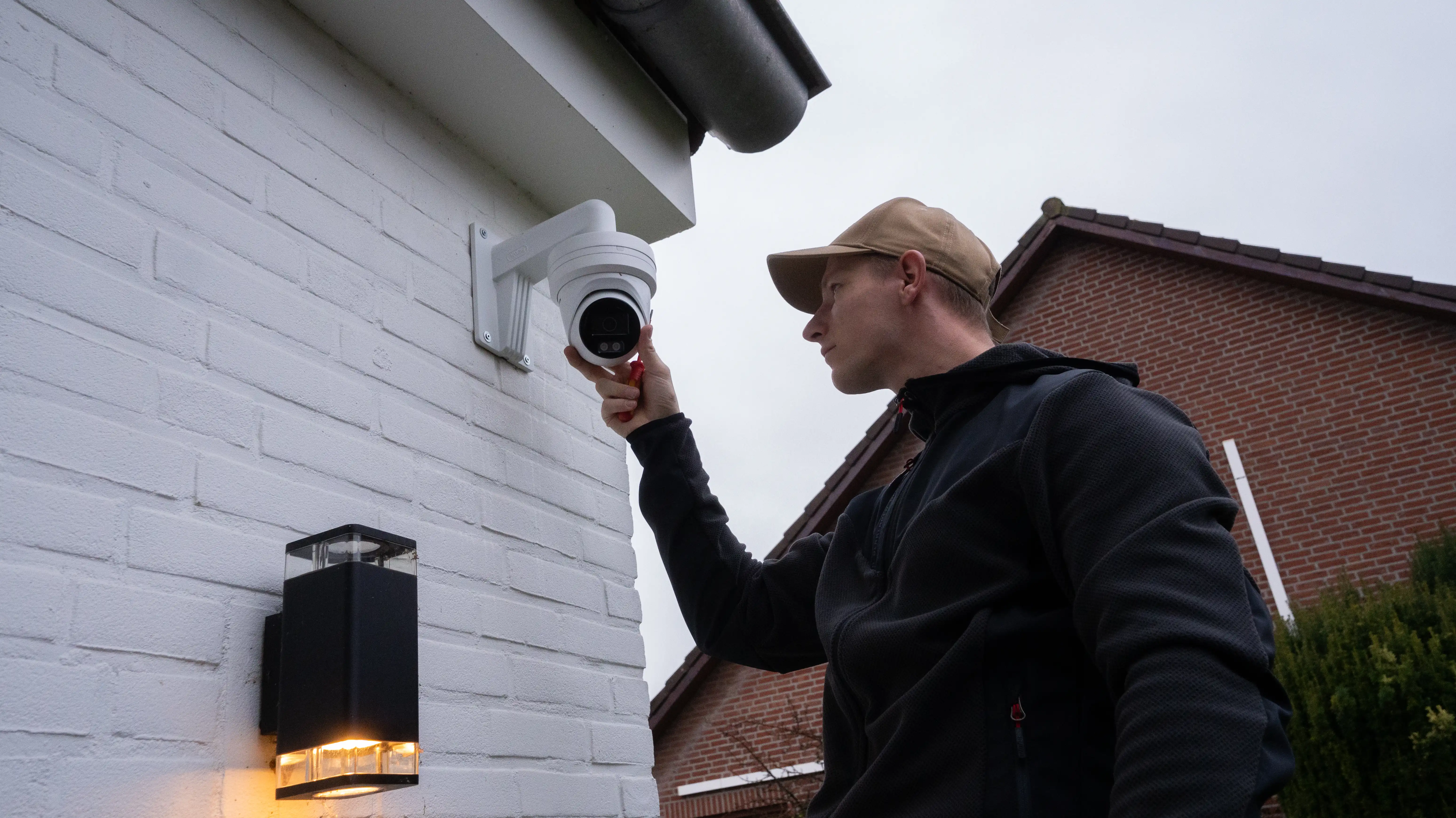 Beveiligingsspecialist van Fort Security installeert een camerasysteem